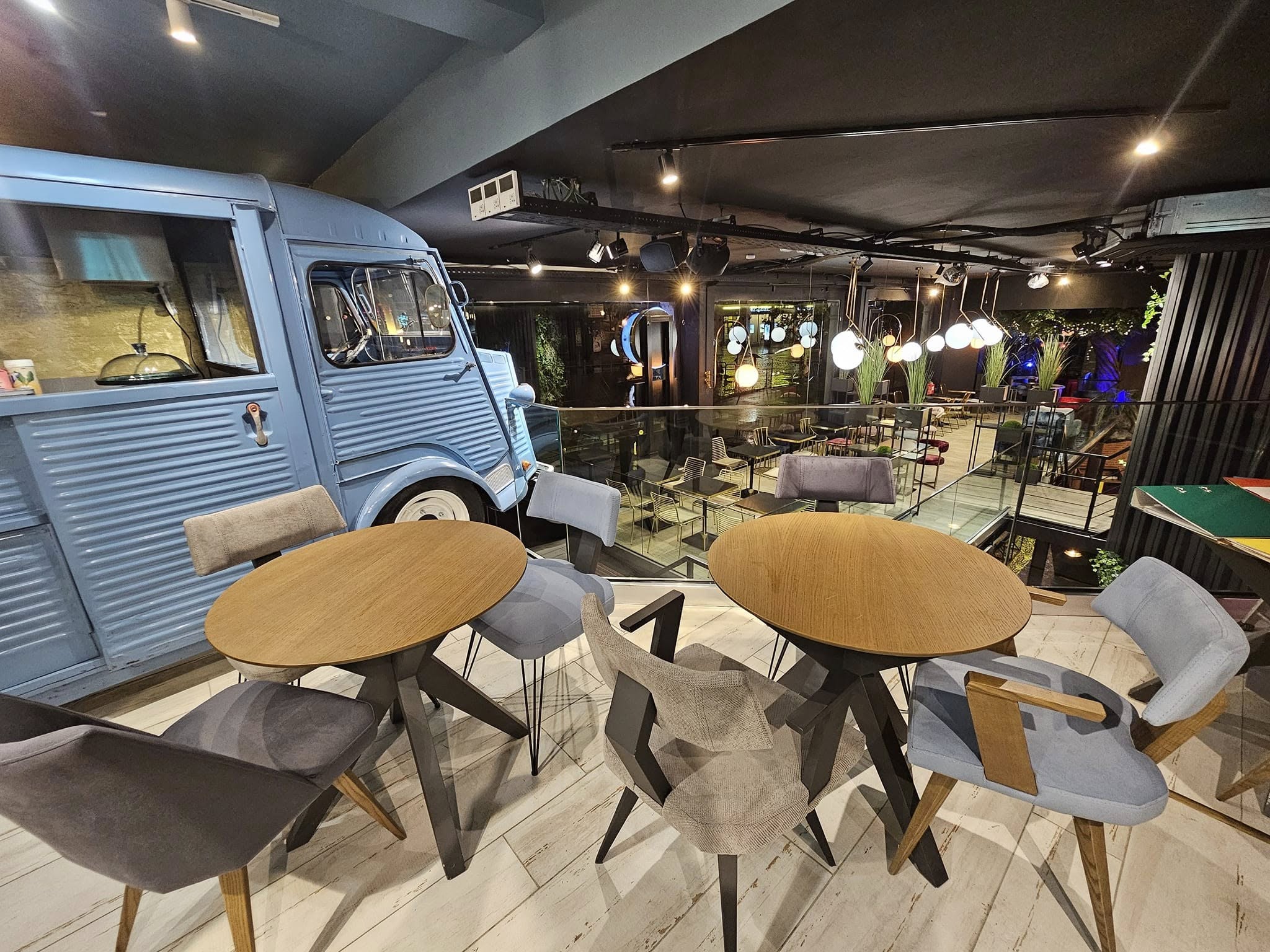 Camion bleu Food Park Charleroi